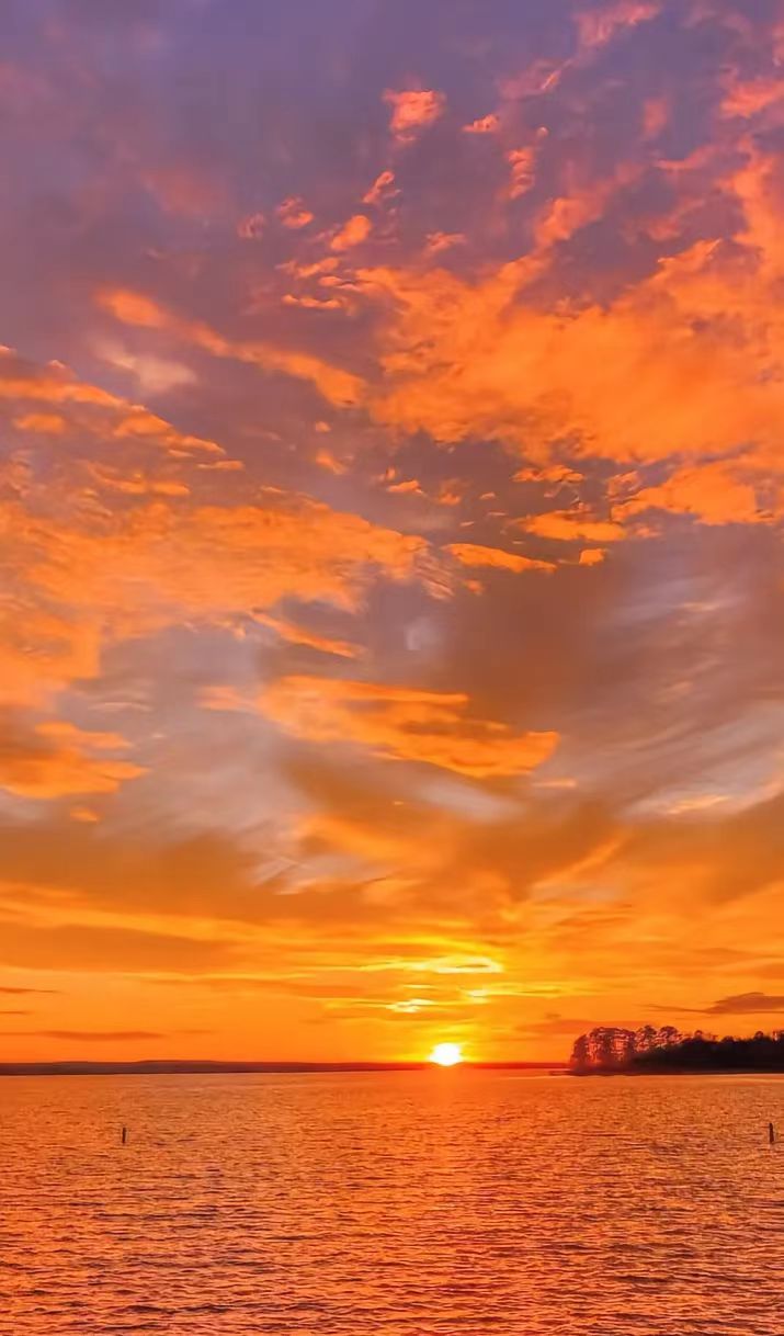 日落奔山海,晚霞皆浪漫  余看夕阳之景,红霞满天如河洛,倏忽而逝,不胜