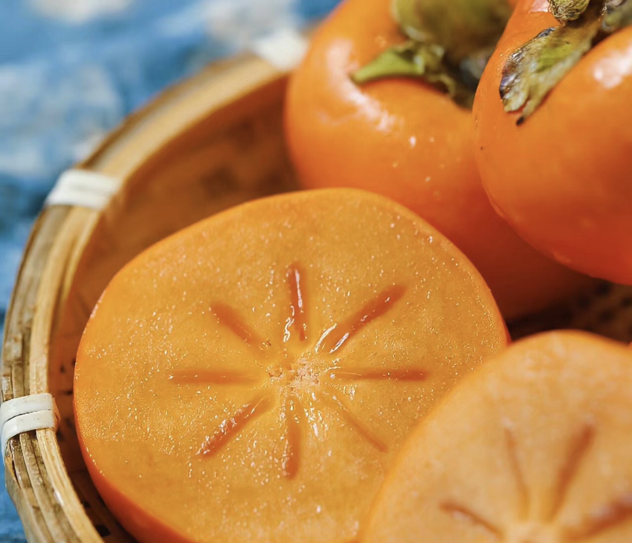 红彤彤的巧克力柿子 在这个金秋时节,一颗红彤彤的柿子,就像一盏小小