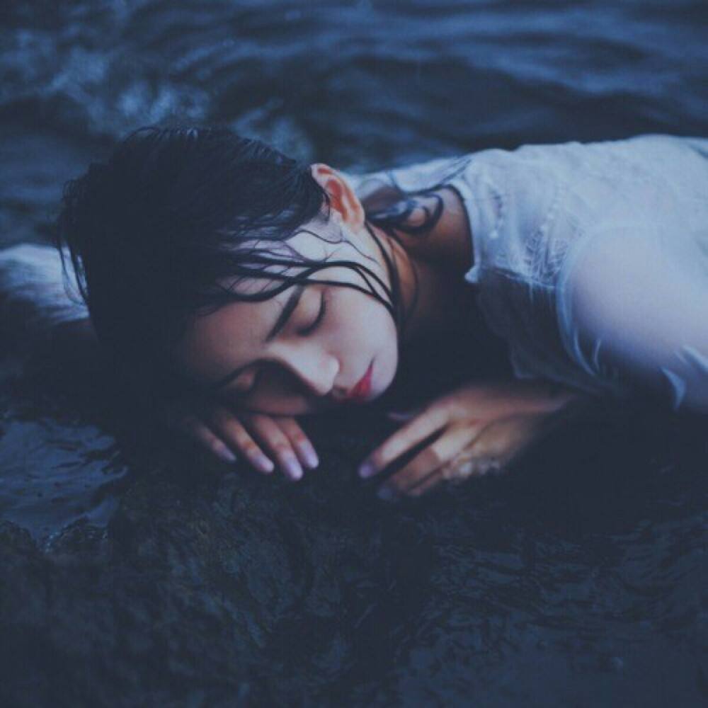 夜晚的城市里 迷雾蒙蒙,像我心里的忧伤